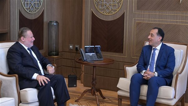 رئيس الوزراء مع محافظ