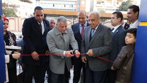 وزير الكهرباء خلال