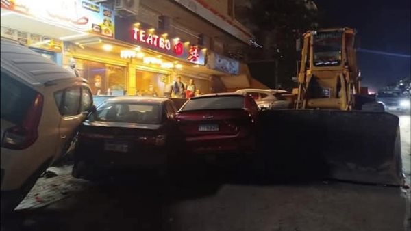 لودر يحطم 5 سيارات