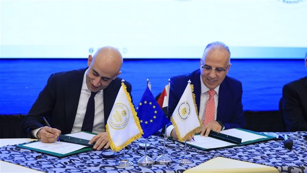 جانب من التوقيع 