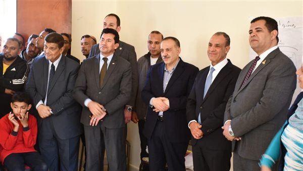 محافظ أسيوط مع وزير