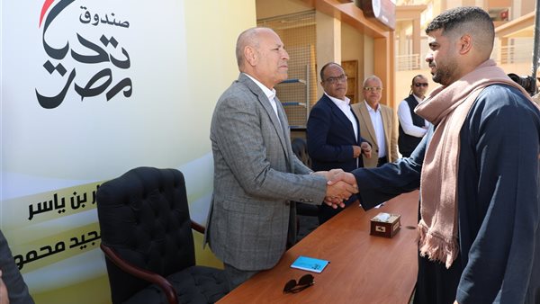 محافظ القاهرة يسلم