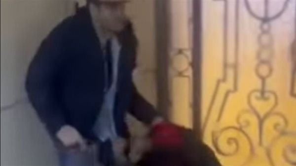 طبيب يسحل سيدة مسنة