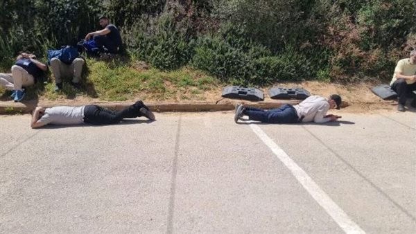 إسرائيليون يستلقون