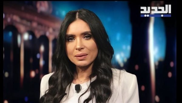  الفنانة دينا