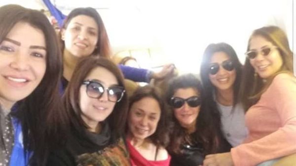 منى زكي وأصدقائها