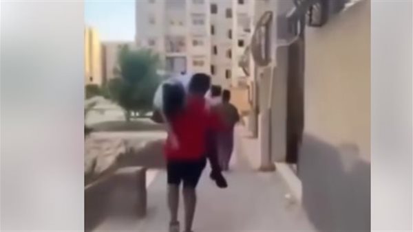 شخص يقتل زوجته ويسير