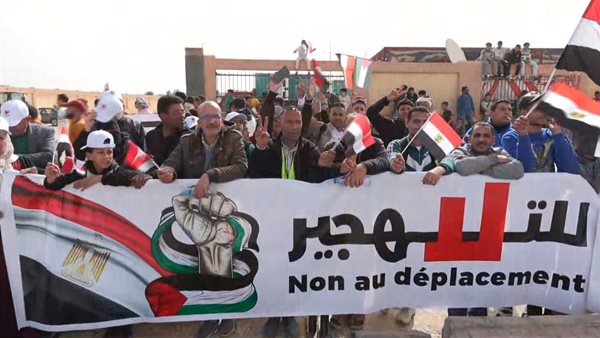 آلاف المصريين يحتشدون