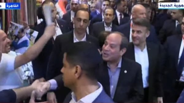 الرئيس السيسي يصافح