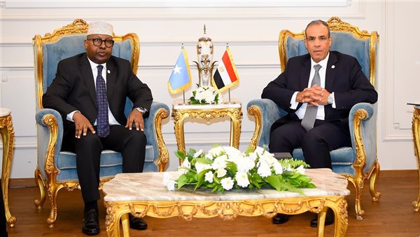 وزير الخارجية مع