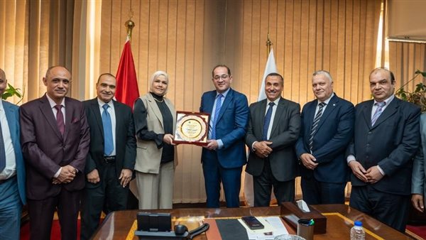 وزير المالية مع المكرمين