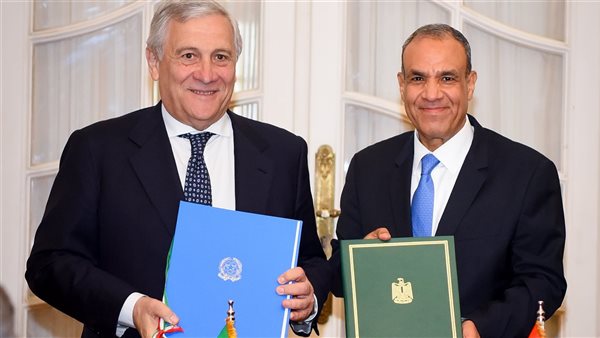 وزير الخارجية مع