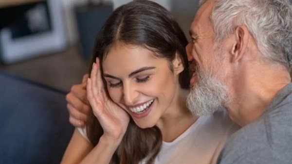 لماذا تنجذب الفتاة