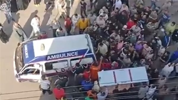 المئات من اهالى قرية