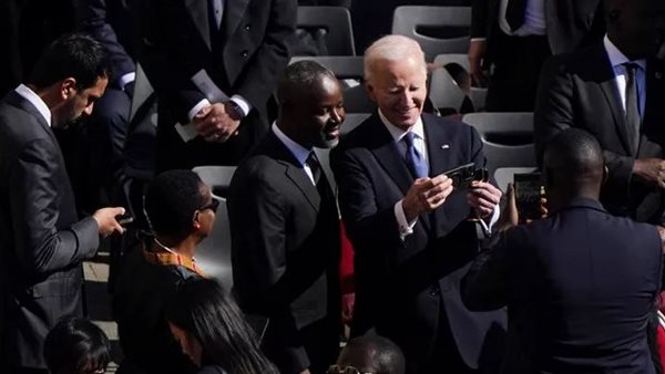 جو بايدن من جنازة