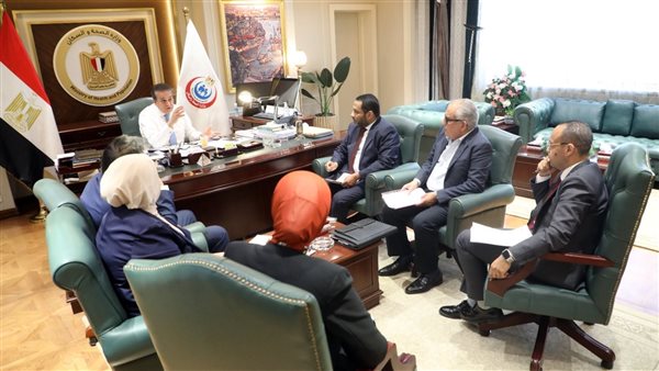 اجتماع وزير الصحة