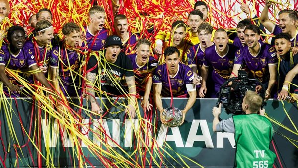 جو أهيد إيجلز بطل