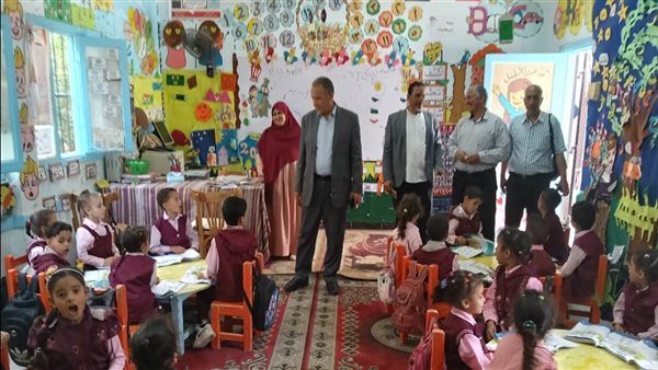 وكيل الوزارة يرافقه