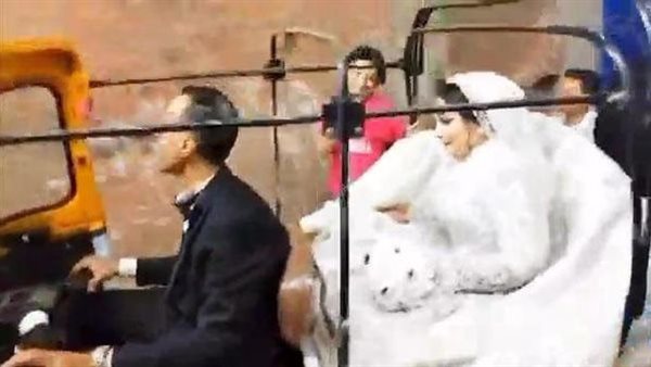 عريس يزف عروسته داخل