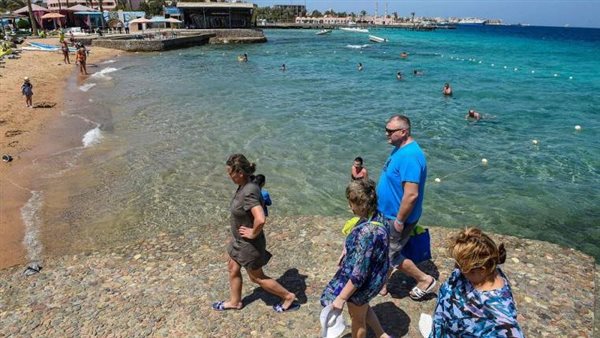 سياح في البحر الأحمر