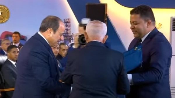  رئيس عمال مصر يهدي