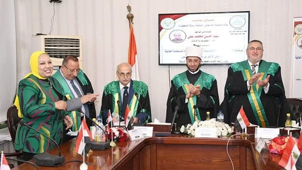 وزير الأوقاف يناقش