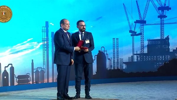 الرئيس السيسي يكرم