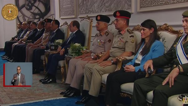 الرئيس السيسي يشاهد