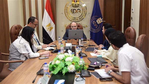 يعقد اجتماعًا افتراضيًا