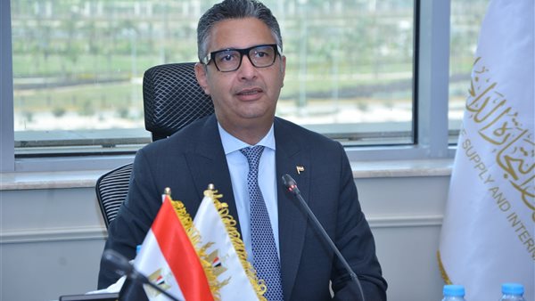 وزير التموين يبحث