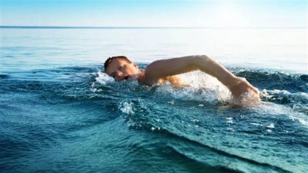 رؤية العوم في البحر