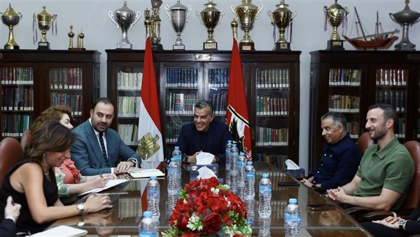 الأهلي يستقبل وفدًا