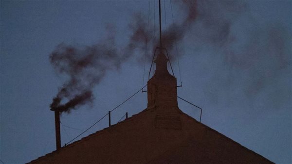 تصاعد الدخان الأسود
