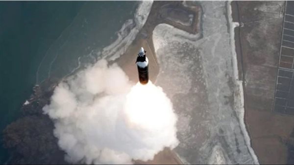 كوريا الشمالية تطلق