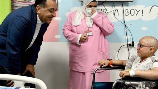 رئيس الوزراء مع الطفلة