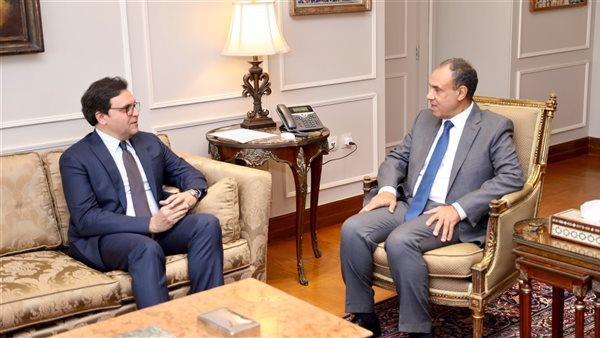 وزير الخارجية مع