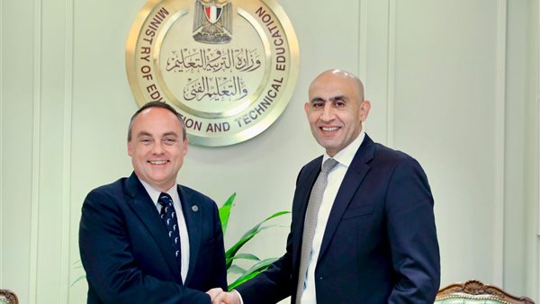 وزير التعليم وممثل