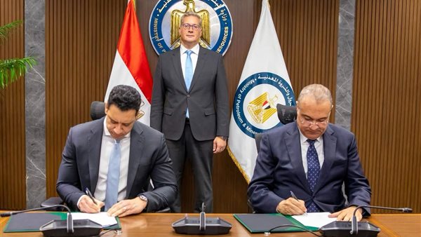 جانب من توقيع الاتفاقية