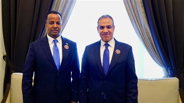 وزير الخارجية مع