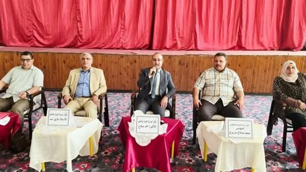 جانب من اجتماع مدير