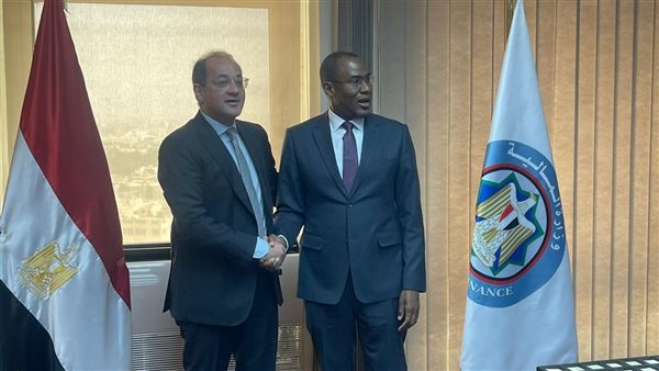 وزير المالية مع نائب