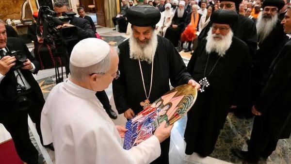 بابا الفاتيكان يستقبل