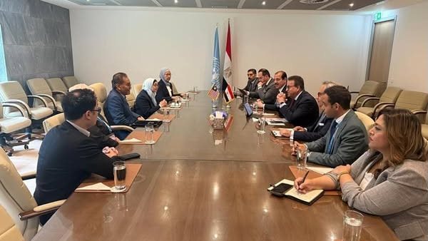 اجتماع وزير الصحة