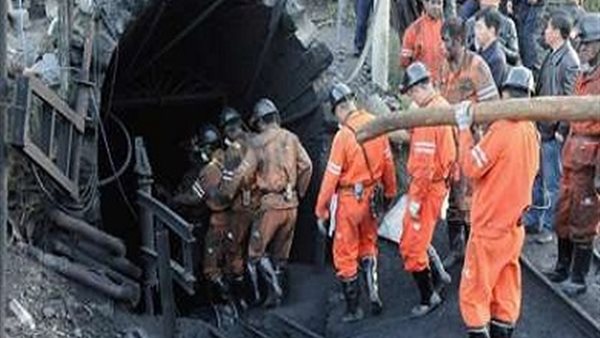 فقدان ٣ عمال داخل