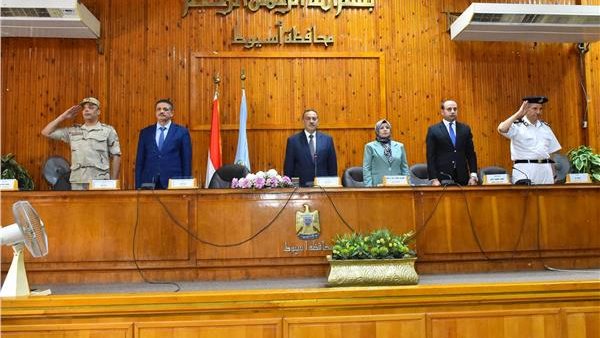 جلسة محافظ أسيوط