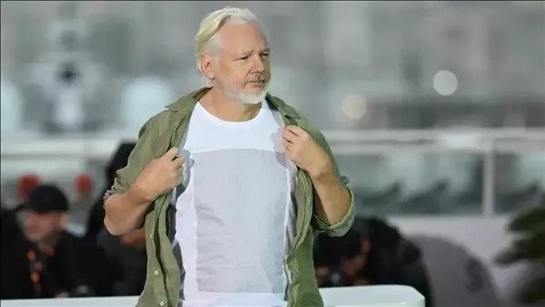 جوليان أسانج