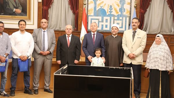 جانب من تسليم التأشيرات