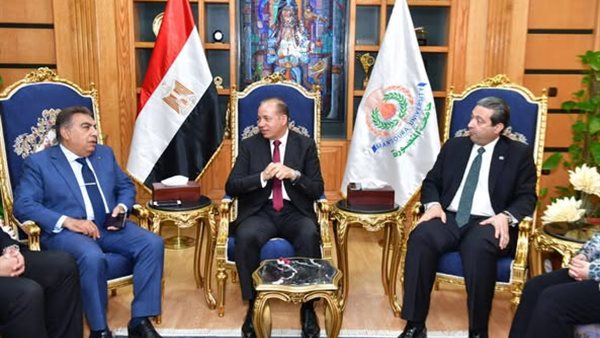 جانب من التوقيع