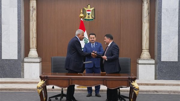 جانب من التوقيع