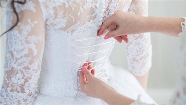 تفسير لبس فستان زفاف